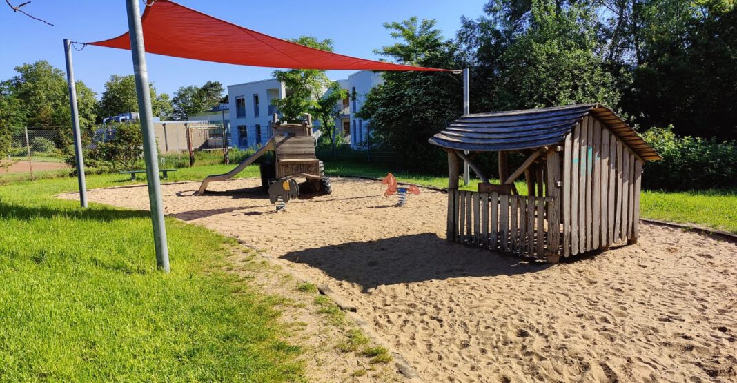 189 Sandflächen in Hanau werden vor der Sommersaison gereinigt