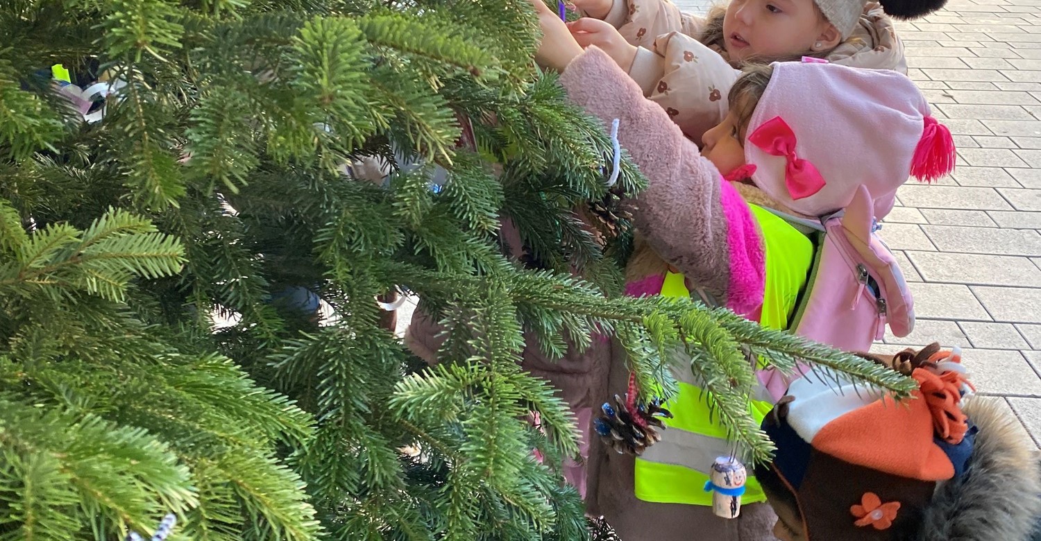 25 Kitas schmücken Hanau: Kinder basteln wetterfesten Weihnachtsschmuck für Innenstadtbäume