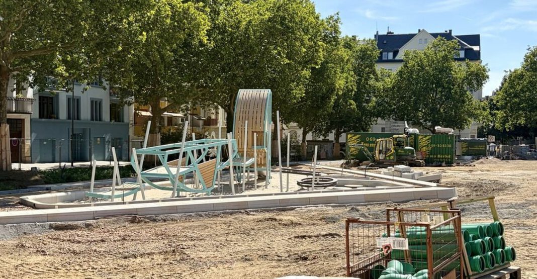 Aus Parkplatz wird Park: Elsässer Platz soll Klima und Aufenthaltsqualität im Westend stärken Aus Parkplatz wird Park: Elsässer Platz soll Klima und Aufenthaltsqualität im Westend stärken