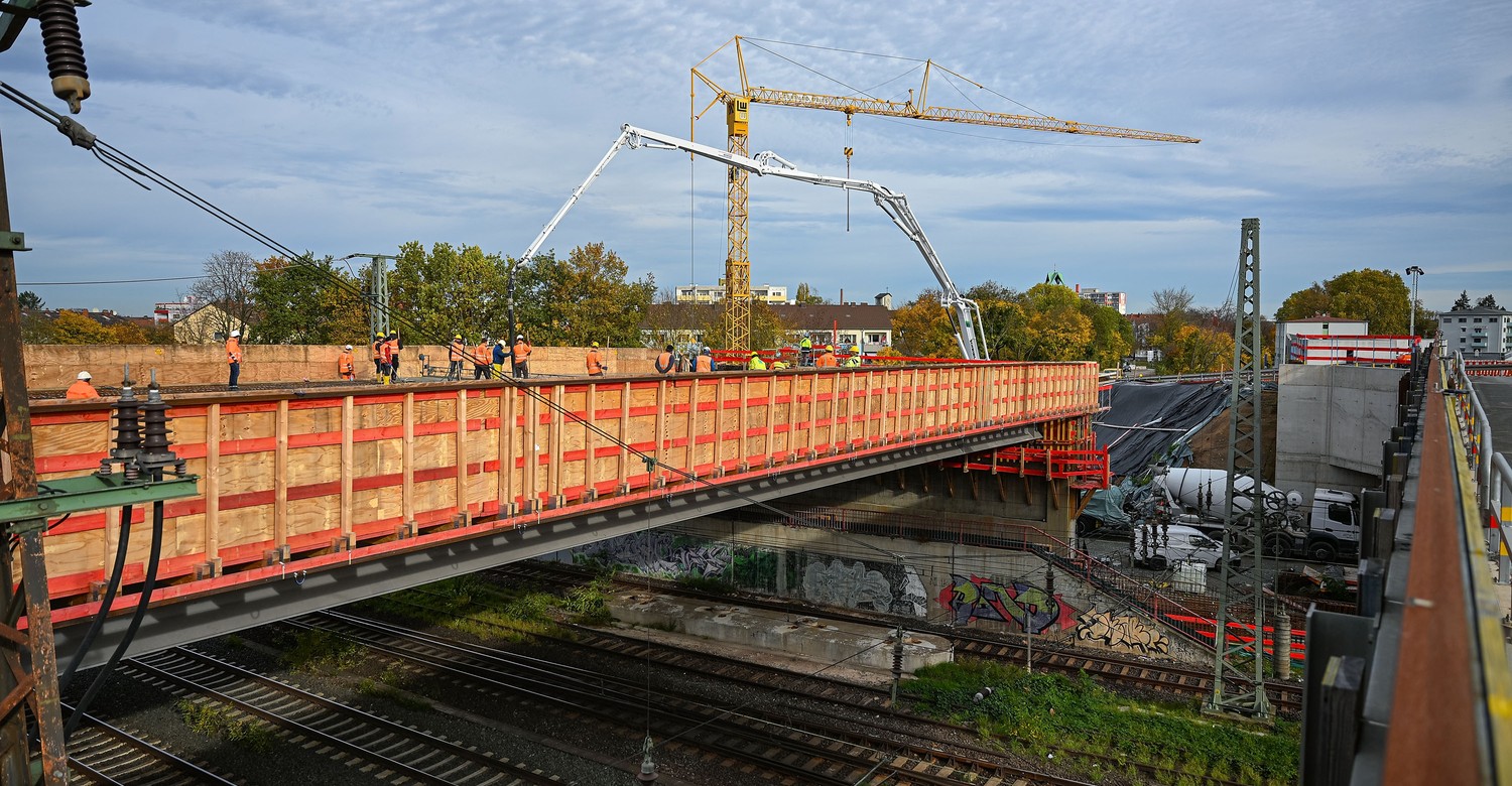 Betonage der neuen Hauptbahnhofbrücke in Hanau bei laufendem Zugverkehr vorangekommen
