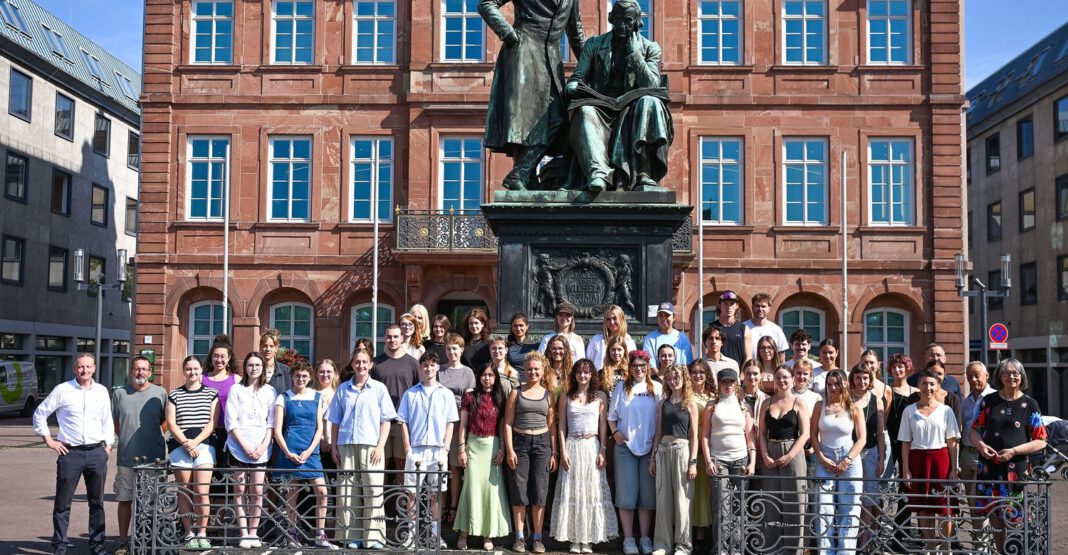 Doppelqualifikation in dreieinhalb Jahren: 46 Erstsemester beginnen Studium und Ausbildung in Hanau Doppelqualifikation in dreieinhalb Jahren: 46 Erstsemester beginnen Studium und Ausbildung in Hanau
