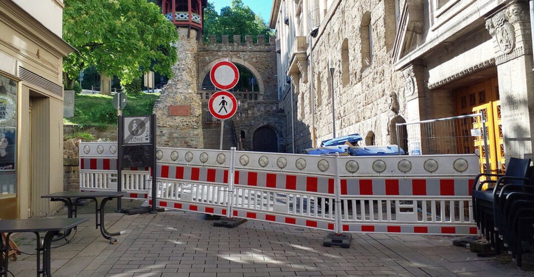 Fassadenschaden an Am Römertor 9 führt zu Straßensperrungen und gesperrter Zufahrt von der Coulinstraße