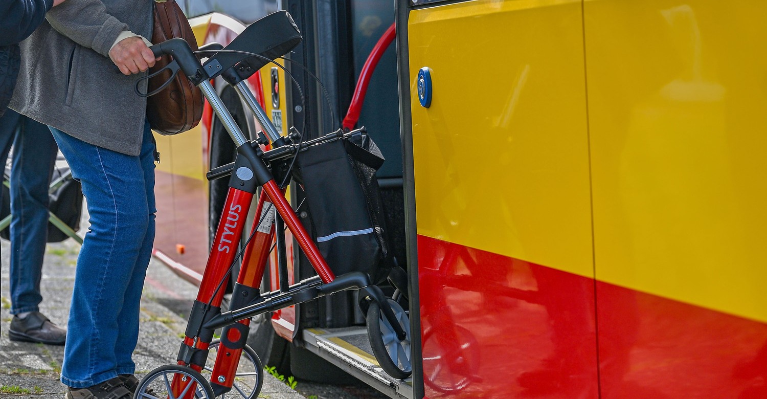 Hanau bietet Schulung zur sicheren Nutzung von Bus und Rollator an