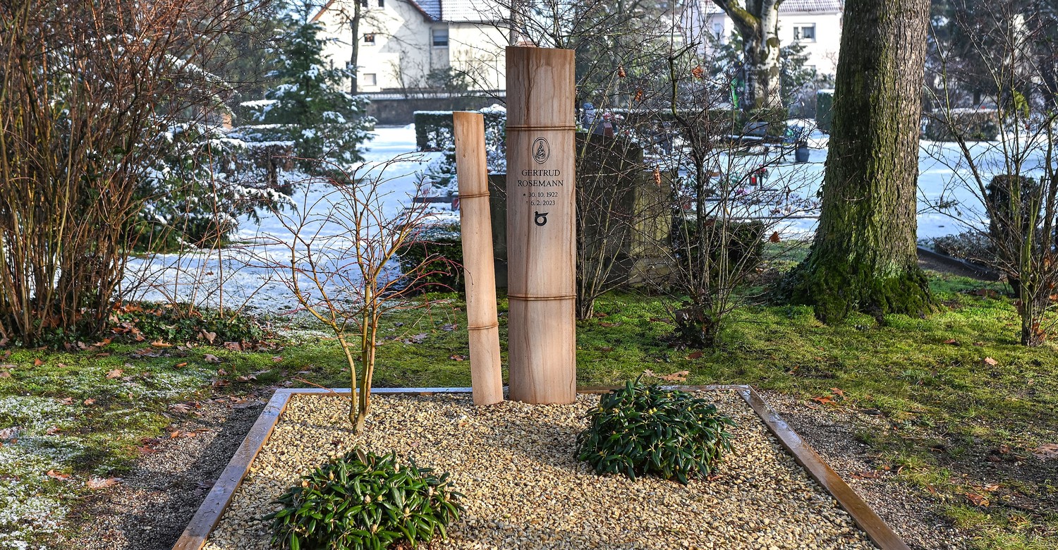 Hanau erklärt Grabstätte der Puppenmuseum Gründerin Gertrud Rosemann zum Ehrengrab