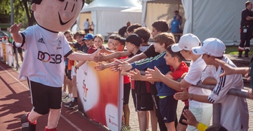 Hanau lädt zum Sportabzeichen Tag mit Sportstars und inklusivem Fußballspiel Hanau lädt zum Sportabzeichen Tag mit Sportstars und inklusivem Fußballspiel