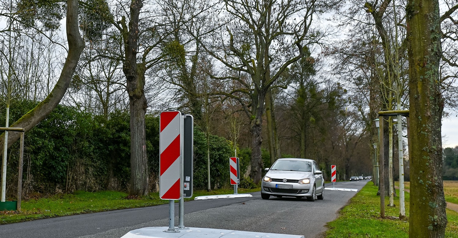 Hanau setzt sechs Verkehrsinseln gegen Raser und Poser in Wohnstraße ein Hanau setzt sechs Verkehrsinseln gegen Raser und Poser in Wohnstraße ein