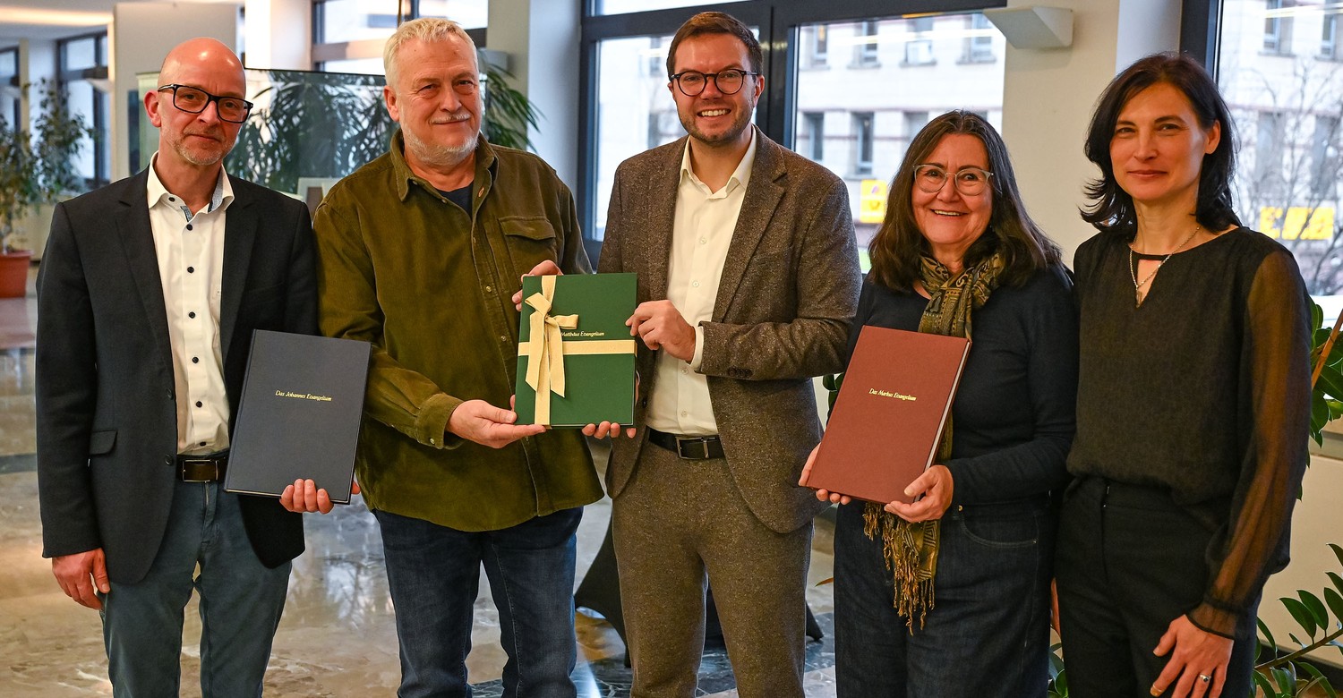 Handschriftliches Matthäus-Evangelium als Geschenk an Hanauer Stadtspitze