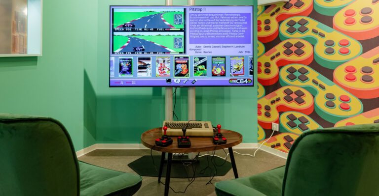 HURA eröffnet im Stadthof: Retro-Arcade mit Flippern, Konsolen und ...