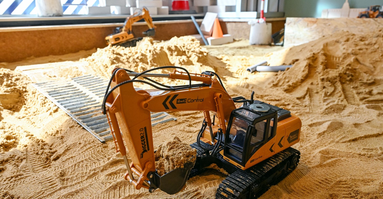 In Hanau können Erwachsene ferngesteuerte Bagger auf 20 Quadratmetern Sand steuern