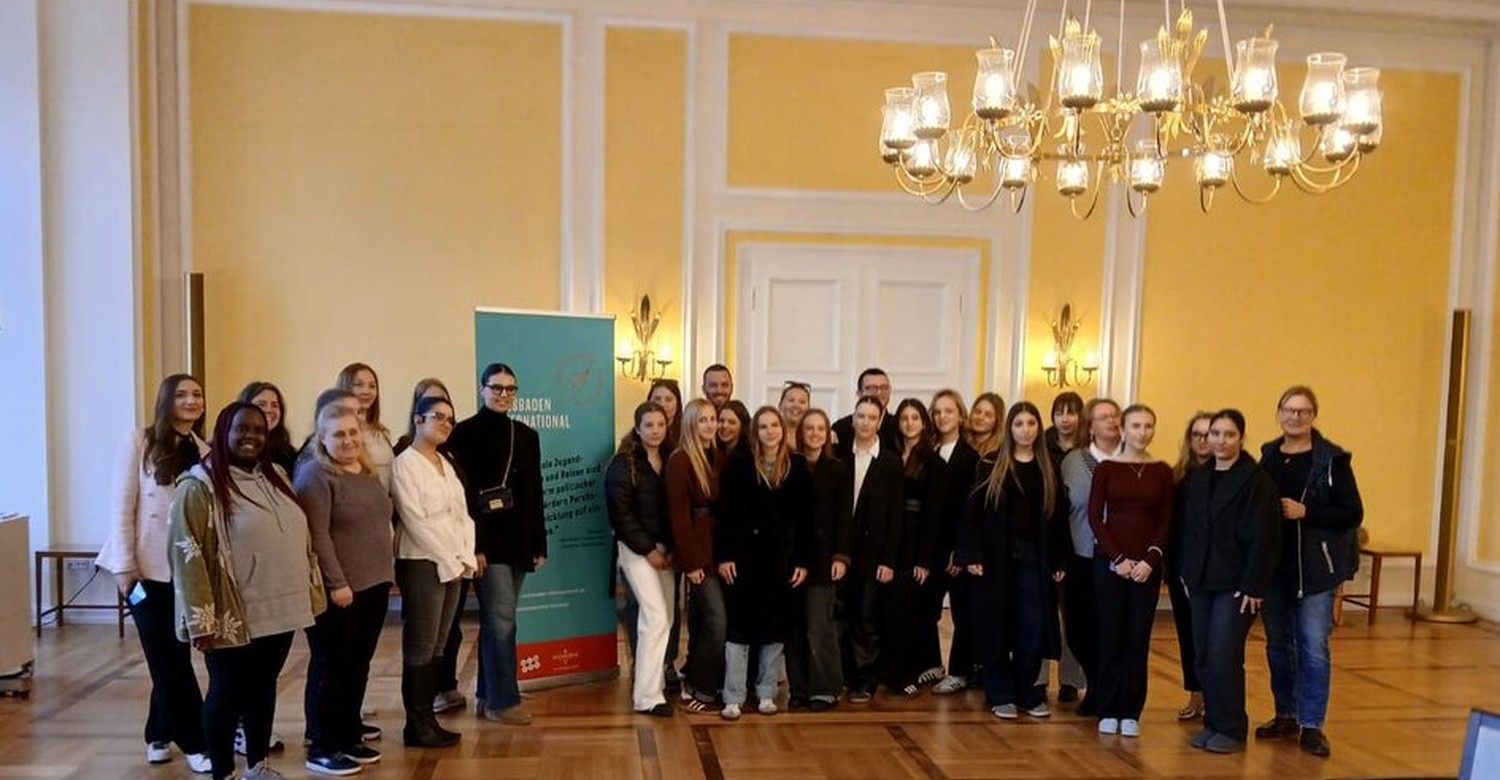 Jugendbegegnung in Wiesbaden: 20 junge Frauen erhalten EU Youthpass und fahren nach Straßburg