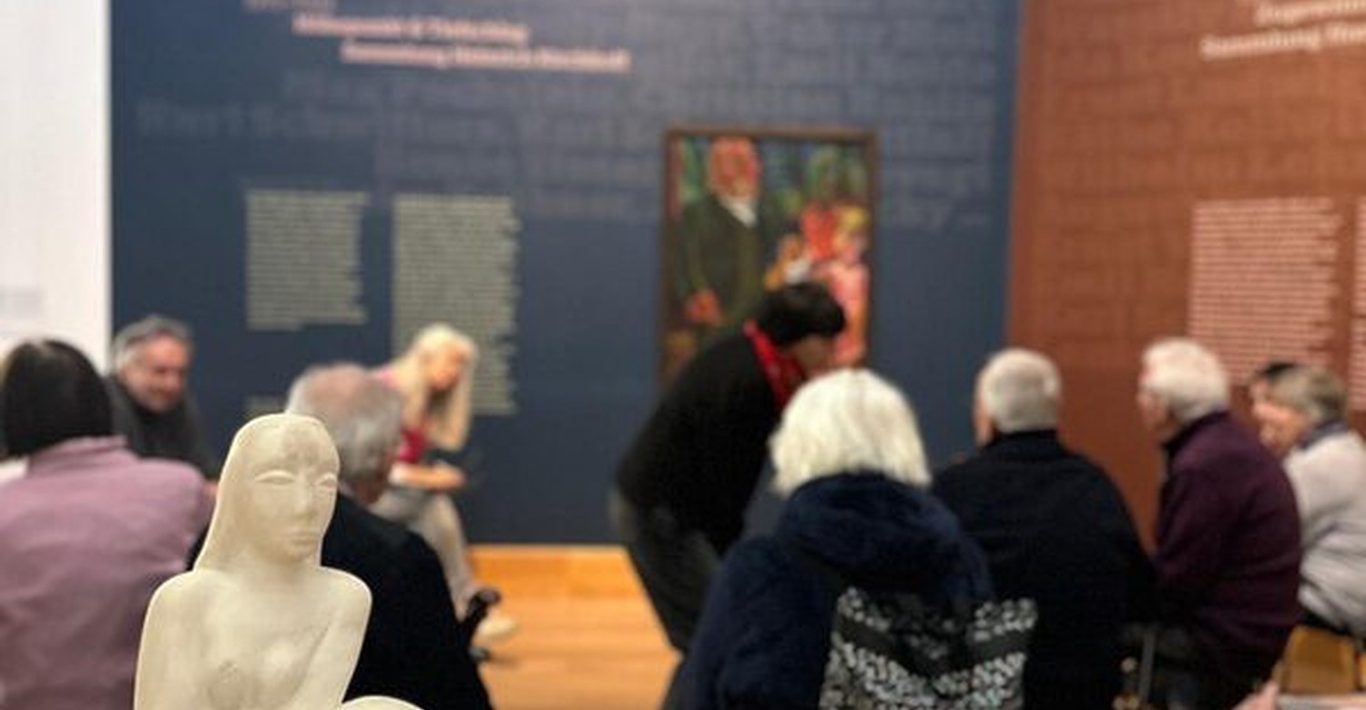 Kunstgespräche im Museum Wiesbaden richten sich an Menschen mit Demenz und Angehörige