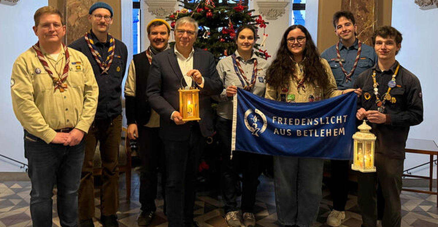 Mende empfängt Friedenslicht von Pfadfindern im Rathaus Mende empfängt Friedenslicht von Pfadfindern im Rathaus