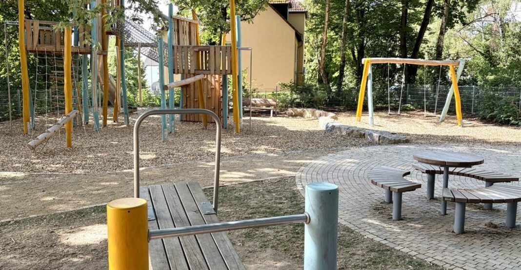 Moabiter Straße in Erbenheim: Neuer südlicher Spielplatzteil mit Kletterangebot und barrierearmem Zugang eröffnet Moabiter Straße in Erbenheim: Neuer südlicher Spielplatzteil mit Kletterangebot und barrierearmem Zugang eröffnet