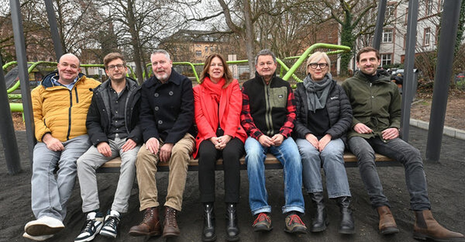 Neue Hollywoodschaukel auf dem Schulberg schafft Aussichtspunkt über Wiesbaden Neue Hollywoodschaukel auf dem Schulberg schafft Aussichtspunkt über Wiesbaden