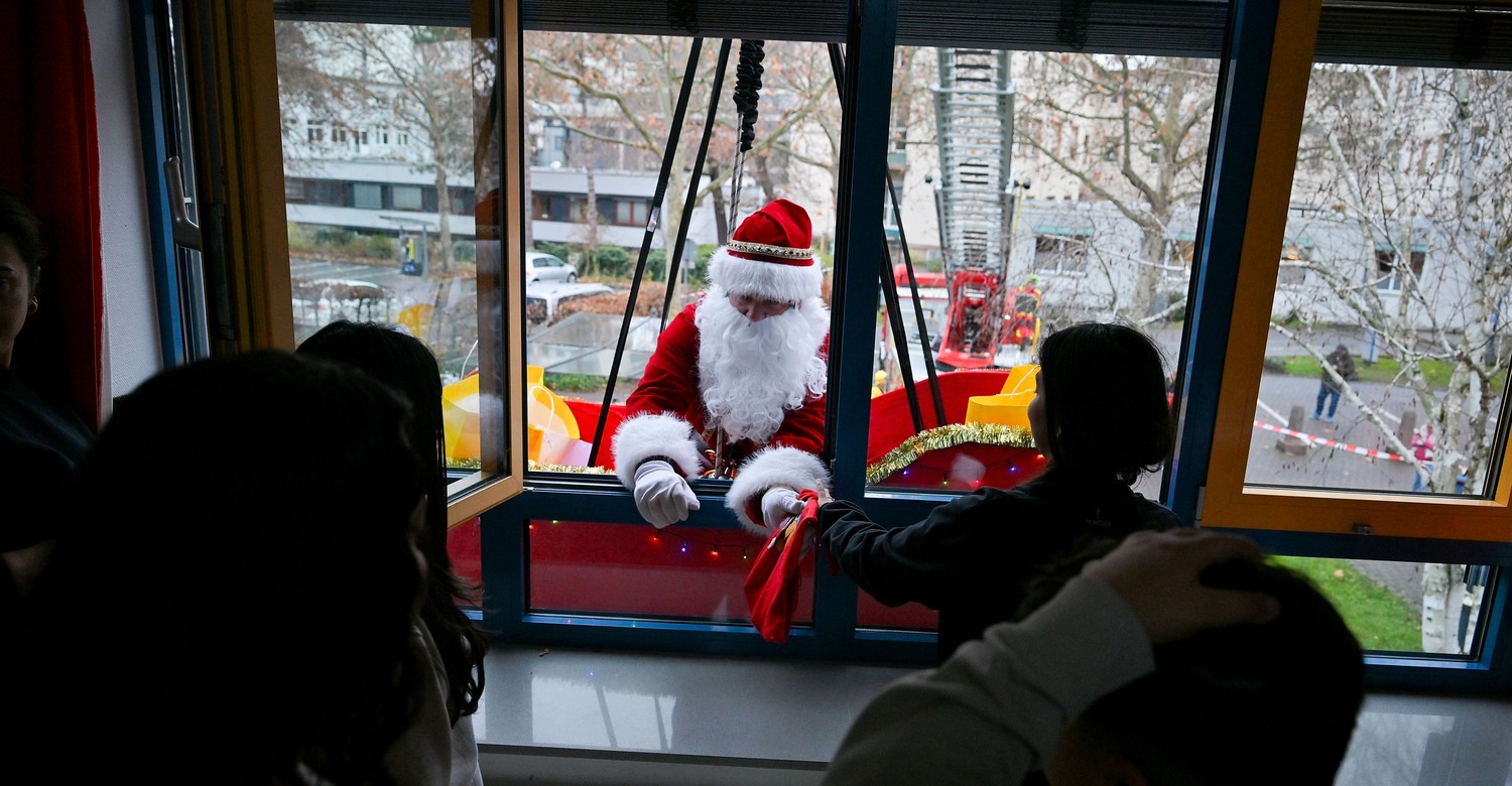 Nikolaus seilt sich an Hanauer Kinderklinik ab