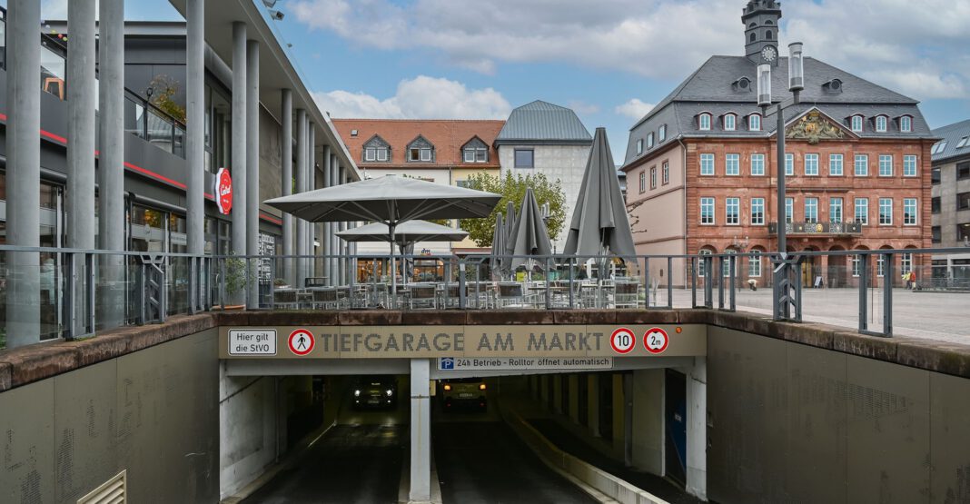 Privater Sicherheitsdienst patrouilliert erneut in Hanauer Parkhäusern nach Beschwerden über Betteln