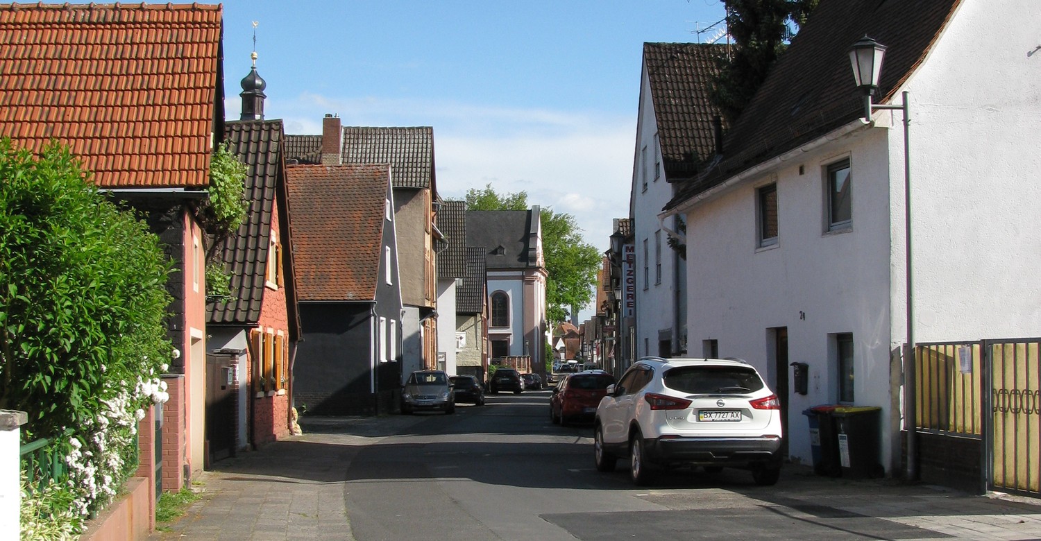 Schachtsanierung: Alte Langgasse in Großauheim für drei Wochen für Fahrzeuge gesperrt Schachtsanierung: Alte Langgasse in Großauheim für drei Wochen für Fahrzeuge gesperrt