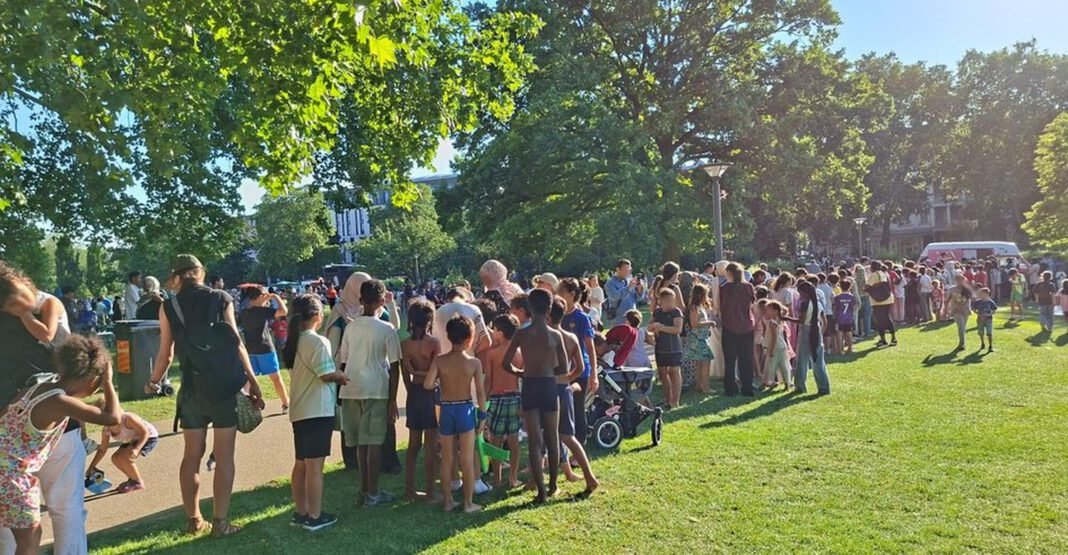 Sommerwiese in Wiesbaden trotz Hitzewarnung stark besucht: 300 Eisgutscheine für Kinder