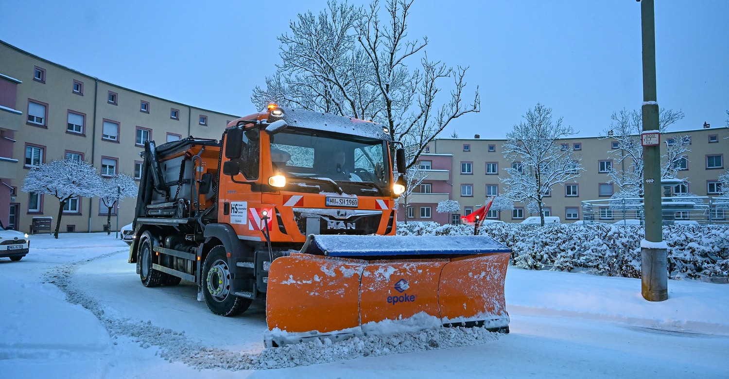 Starker Schneefall stört Alltag in Hanau: Müllabfuhr eingestellt, Schulen bleiben zu Starker Schneefall stört Alltag in Hanau: Müllabfuhr eingestellt, Schulen bleiben zu