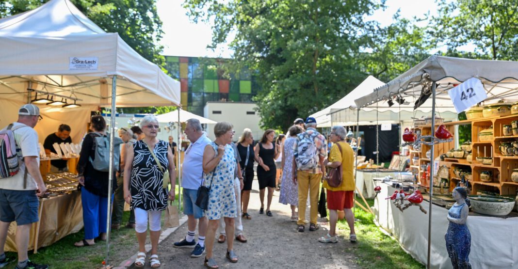 Vier Tage Wein, Musik und Kunsthandwerk im Hanauer Schlossgarten