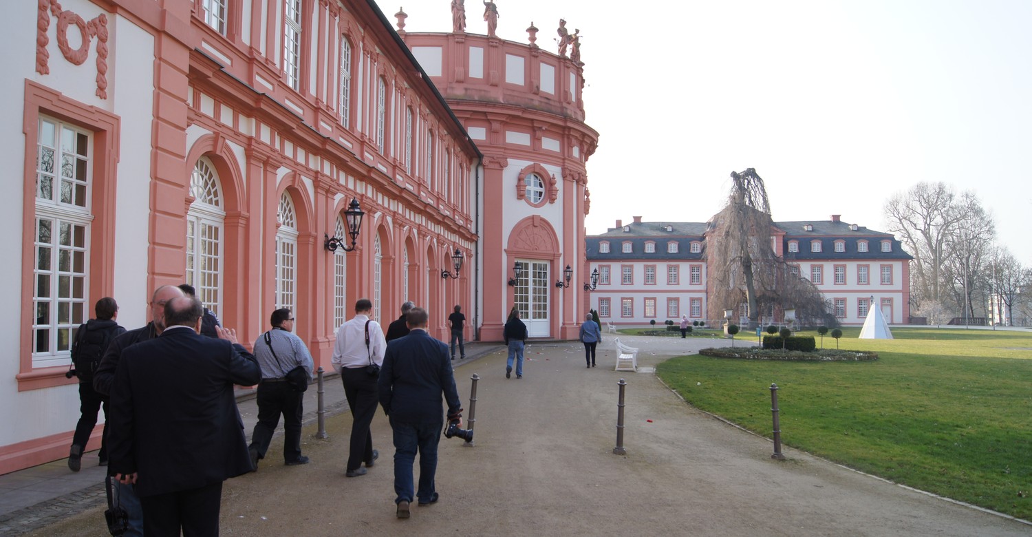 Wegen großer Nachfrage: Schlosstheater wiederholt Mascha Schilinskis »In die Sonne schauen« Wegen großer Nachfrage: Schlosstheater wiederholt Mascha Schilinskis »In die Sonne schauen«