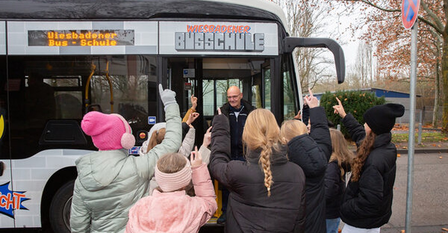 Wiesbaden führt Busschule fort: Rund 1.800 Kinder werden im sicheren Umgang mit dem Bus geschult
