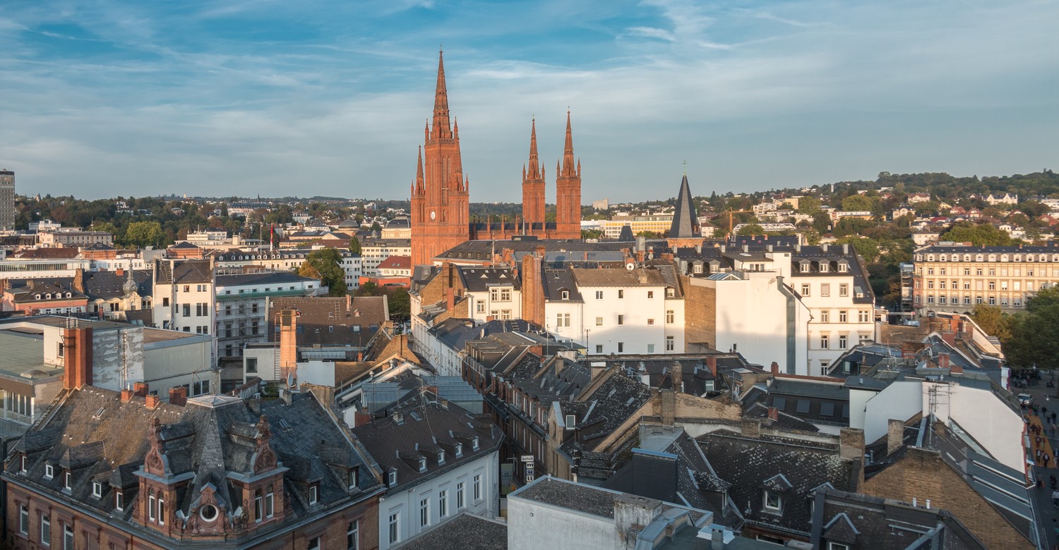 Wiesbaden: Pauschal 5 Euro Parkgebühr an Adventswochenenden in städtischen Parkhäusern