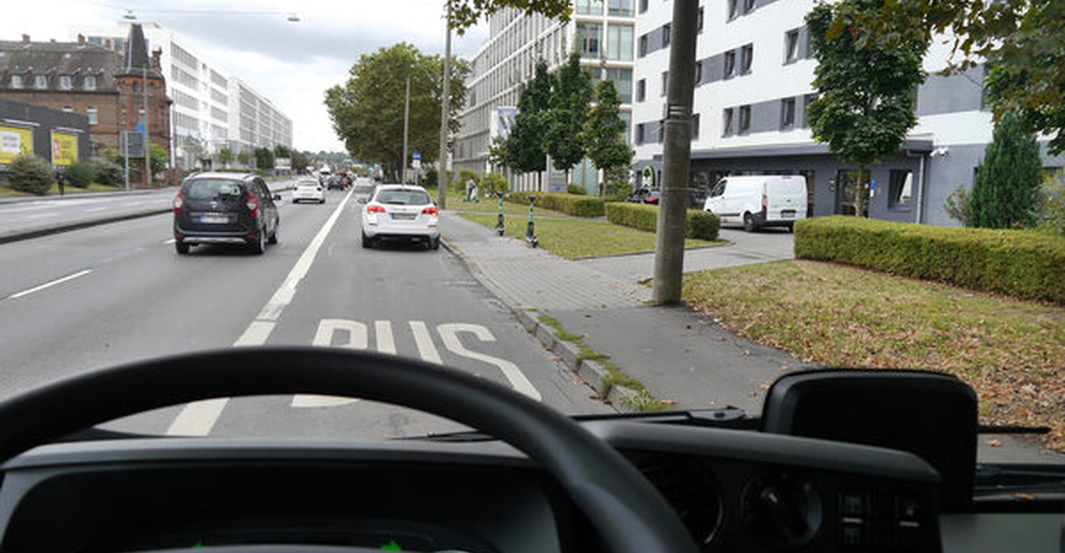 Wiesbadener Verkehrsbetrieb zieht positive Zwischenbilanz zu Frontkameras in Bussen Wiesbadener Verkehrsbetrieb zieht positive Zwischenbilanz zu Frontkameras in Bussen